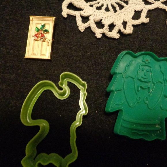 JUNK DRAWER VINTAGE GREENS CREAMER, DOILYS, JEWELRY & DODADS LOT - Picture 7 of 8